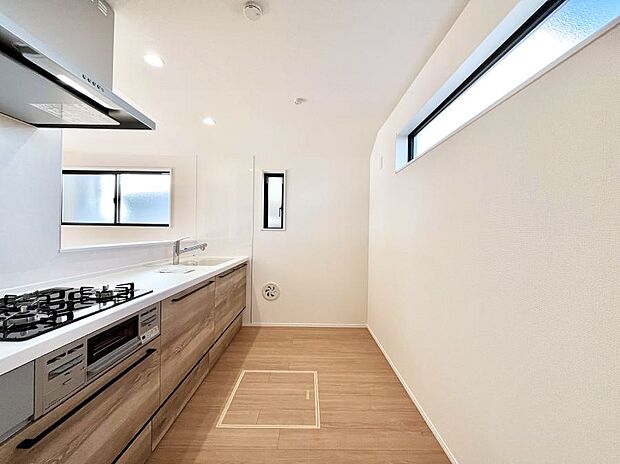 爽やかな風が通り抜けるキッチン。窓があるので明るく換気にも役立ちます。