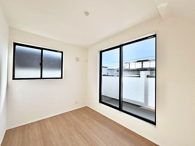 明るいバルコニーサイドに洋室を設置。目覚めの良い寝室に。