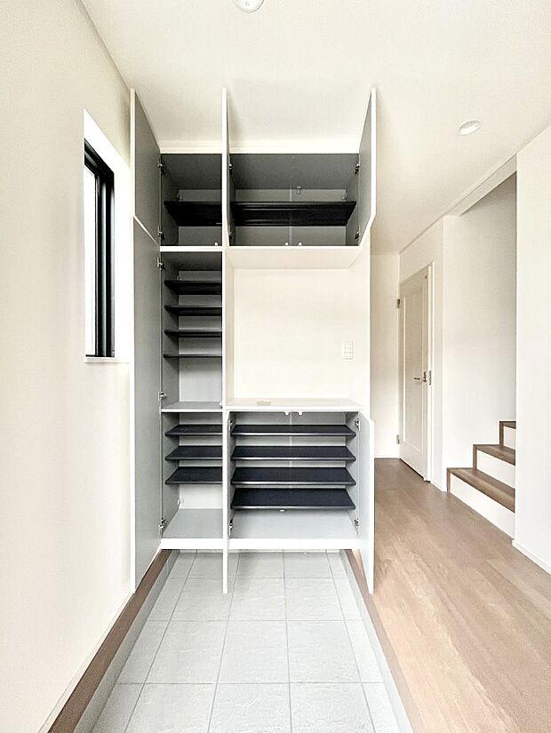 たっぷり収納できるシューズボックスで家族全員の靴も、玄関すっきり。