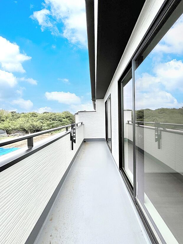 南向きのバルコニー!ご家族の洗濯物はもちろん、お布団もたっぷり干せます!