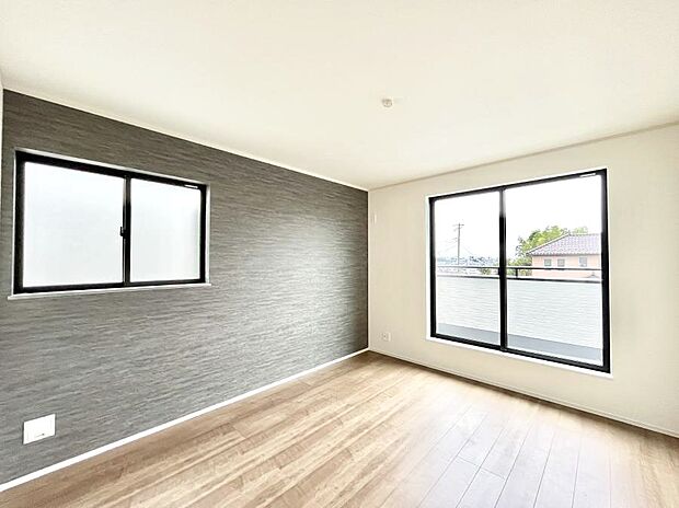 バルコニーが開放感をプラスしてくれる洋室