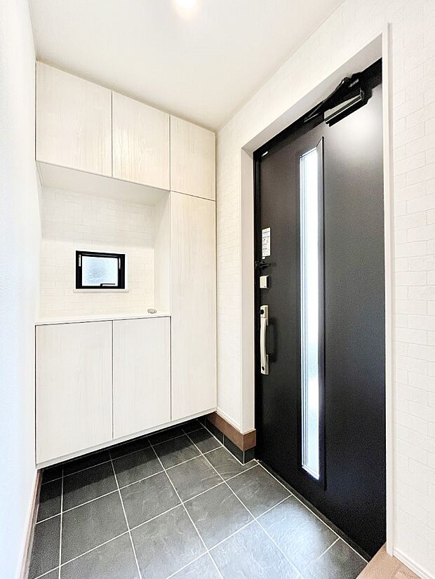 ◆B号棟◆〜Entrance〜 家の中でお客様を迎える最初の場所である玄関は、家の印象そのものです!豊富な玄関収納で、常に綺麗に保つことが出来ます♪玄関にはたっぷり収納の下駄箱を完備!