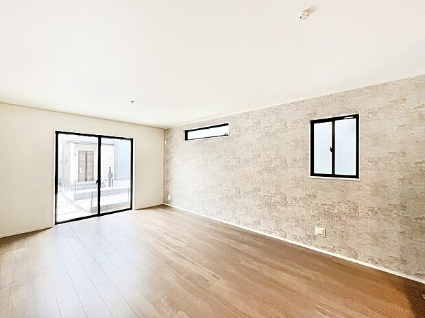 ◆B号棟◆〜Living〜 飽きの来ないシンプルでおしゃれなLDK。大きな窓から日差しが差し込むので室内も明るく、家族の憩いの場としてピッタリです。開放感と日当たりの良さを是非ご覧ください!