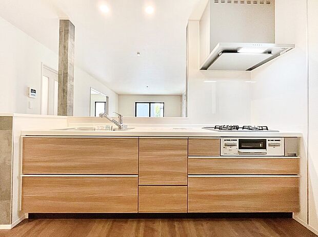 ◆B号棟◆〜Kitchen〜 広くて使いやすいキッチンなら家族でいっしょに料理をつくったり、後片付けも手間なくできちゃいます♪収納もたっぷりあるので、いつもすっきりと清潔な印象を保てます。