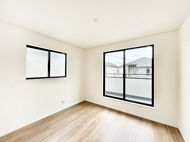 ◆B号棟◆〜Bed Room〜 2面採光を確保した明るい室内は、風通しも良く、大変居心地の良い空間となっております。爽やかな風を感じて起きる朝は、快適生活の始まりに!日当たりや通風がとても良い住まい♪