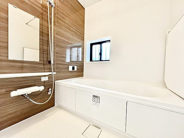 ◆B号棟◆〜Bath Room〜 窓付きのバスルームは、採光もあり明るく気持ちの良い空間です。窓があることで、換気環境も良好。ゆったり寛げるバスルームで、毎日のバスタイムが楽しみになりそうです。