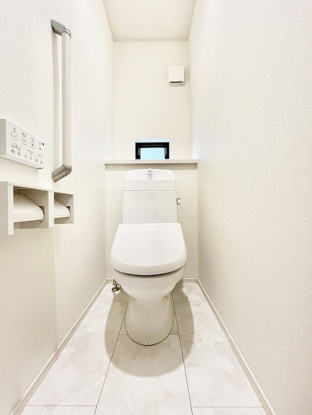 ◆B号棟◆〜Toilet〜 清潔感のある水回り♪トイレはウォシュレット付きです◎トイレは毎日使わざるを得ないもの。いつも清潔を保ちたいですね。トイレが2ヶ所あるので朝の混雑時に便利です!