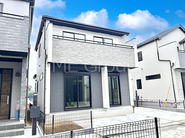 ◆B号棟◆〜Exterior〜 堂々たる趣ながら、主張し過ぎずどこか余裕を感じさせるシャープなフォルムで佇む邸宅は、晴天の空と照らし合わせる事で、本来あるべき完成形の姿を見せてくれます。