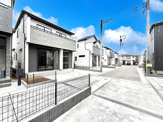 〜Exterior〜 前面道路は閑静な住宅地をはしる車通りの少ない道路。駐車の出し入れもらくらくです!ご不明点・現地見学のご希望は、お気軽にお問い合わせください!