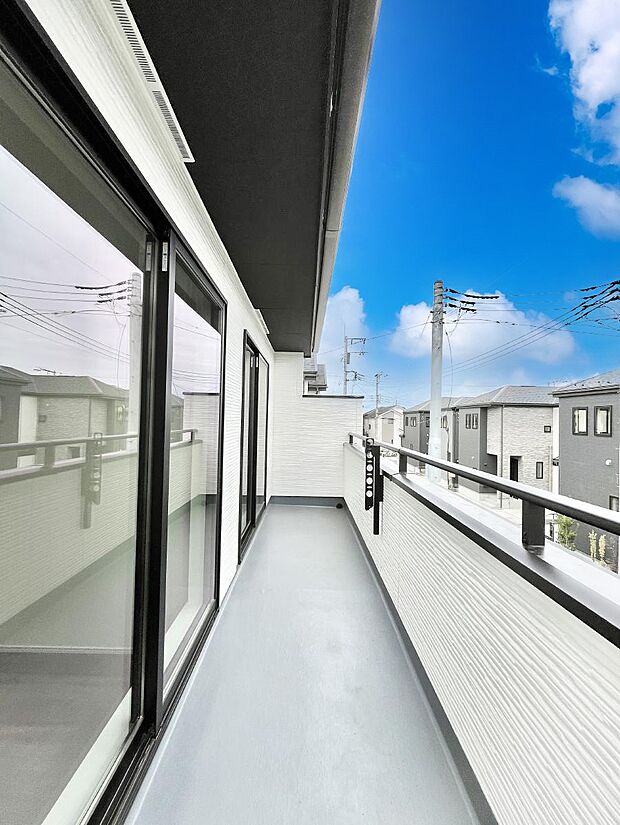 ◆B号棟◆〜Balcony〜 南向きのバルコニーの前には雲以外に太陽を遮るものがありません。お洗濯物も乾きやすく、何より明るく気持ちのいい光が入ってきます。家族全員分の洗濯物も一気に干せます。
