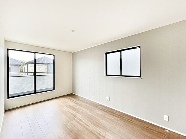 ◆B号棟◆〜Bed Room〜 「今日も一日お疲れ様」とご夫婦でゆったりくつろげる寝室。 毎日の家事やお仕事に疲れた日はフカフカのベットで癒されてください。テレビや本棚をおいても快適な広さが自慢♪