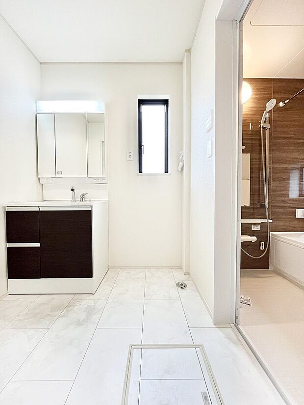 ◆B号棟◆〜Dressing Room〜 明るく清潔感溢れるパウダールーム。毎日使う場所だからこそ、快適な空間となっております。シャンプードレッサーを採用しておりますので、朝シャンも手軽に出来ます。