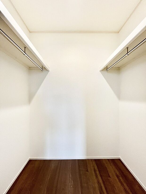 ◆B号棟◆〜Walk-in Closet〜 たくさんの洋服をかけてもシワになりにくいウォークインクローゼット。洋服以外にも、普段使わない家電やスーツケース、ストック品など何でも片付く嬉しい空間です。
