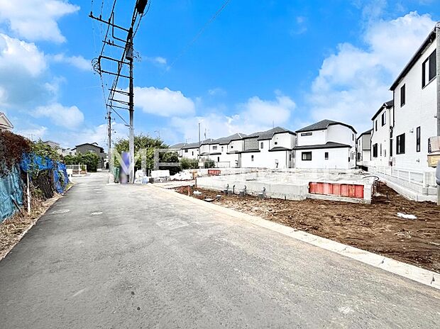 〜Exterior〜　前面道路は閑静な住宅地をはしる車通りの少ない道路。駐車の出し入れもらくらくです！ご不明点・現地見学のご希望は、お気軽にお問い合わせください！