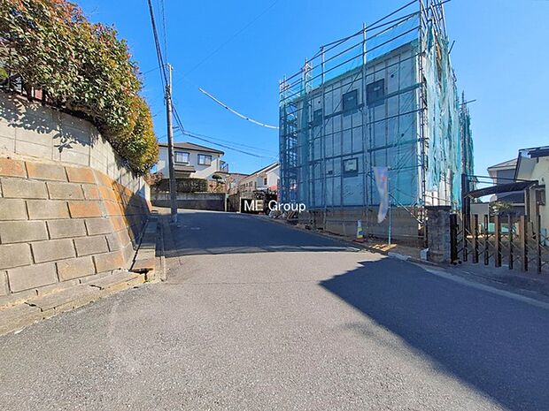 〜Exterior〜  前面道路： 住宅地になっているので車量も少なく、静かな立地です。子育て環境も良好です♪♪周辺環境もあわせてご案内させて頂きます。お気軽にお問い合わせください。