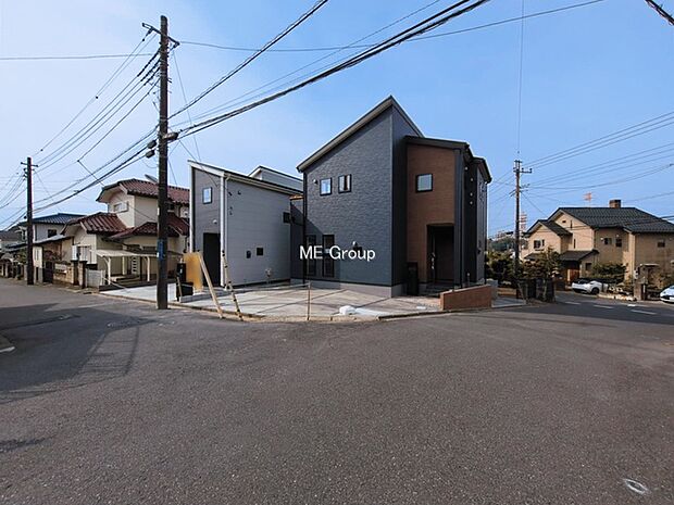 ~Exterior~ 前面道路: 住宅地になっているので車量も少なく、静かな立地です。子育て環境も良好です♪♪周辺環境もあわせてご案内させて頂きます。お気軽にお問い合わせください。