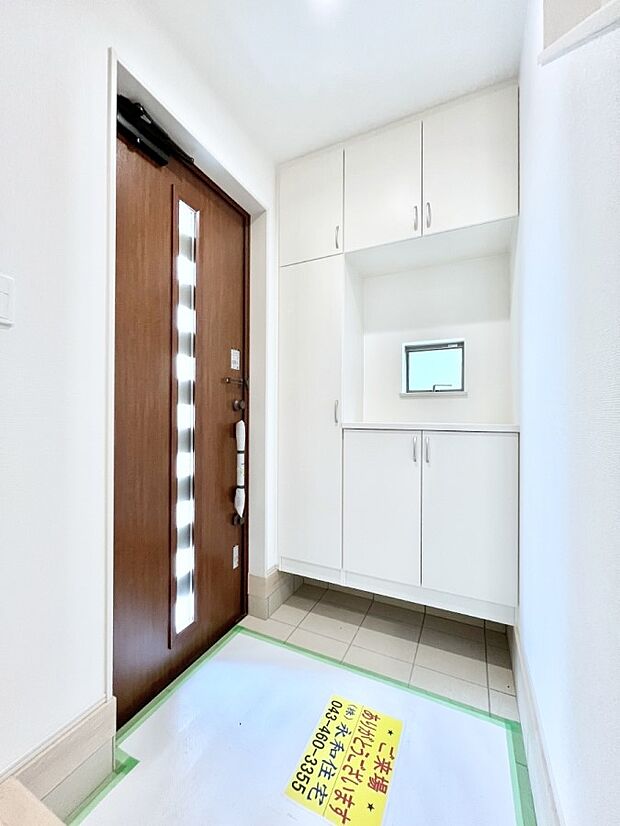 〜Entrance〜　家の中でお客様を迎える最初の場所である玄関は、家の印象そのものです！豊富な玄関収納で、常に綺麗に保つことが出来ます♪玄関にはたっぷり収納の下駄箱を完備！