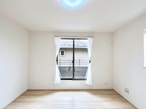〜Bed Room〜　部屋数が多いのが戸建てのメリットです。ご家族が増えたことで手狭に感じていた住まいも戸建てでは各居室プライバシーを保つことができます。住まいにゆとりが生まれ心もリラックスできます♪
