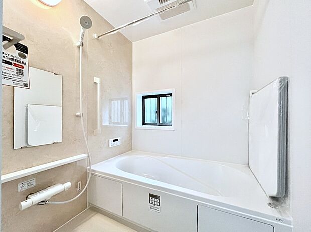〜Bath Room〜　落ち着いた雰囲気の浴室で明日に向けてリフレッシュ。浴室乾燥機能も付いているので隣の洗濯機置き場で洗い上がった洗濯物を、雨の日も天気を気にせず乾燥させることも可能です。