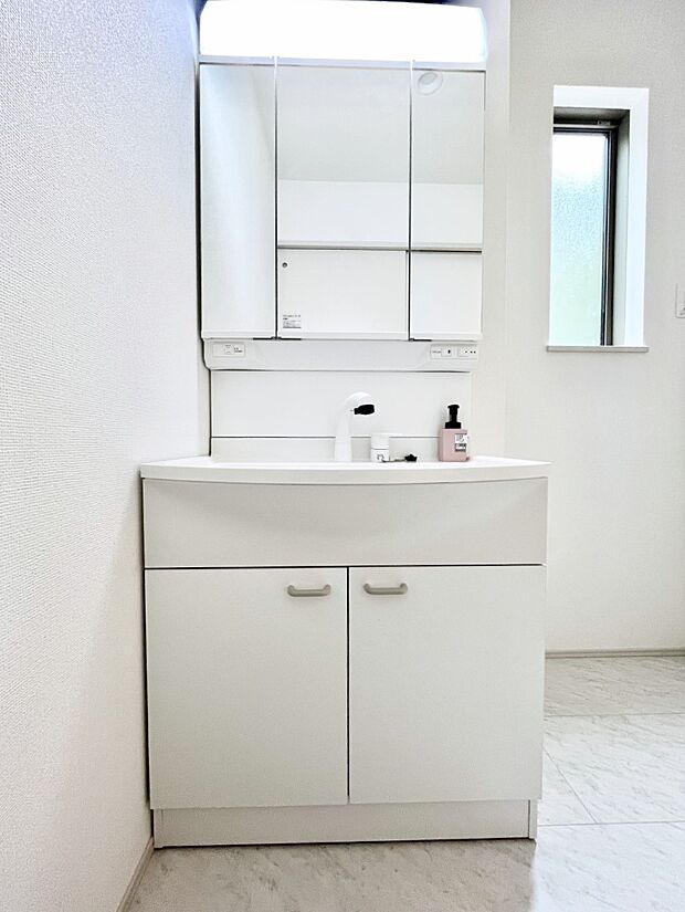 〜Dressing Room〜　暗くなりがちな洗面所も窓があると採光と換気が可能なので気持ちよくお使い頂けます。三面鏡タイプの洗面台は鏡裏収納で散らかりがちな洗面所もスッキリ♪