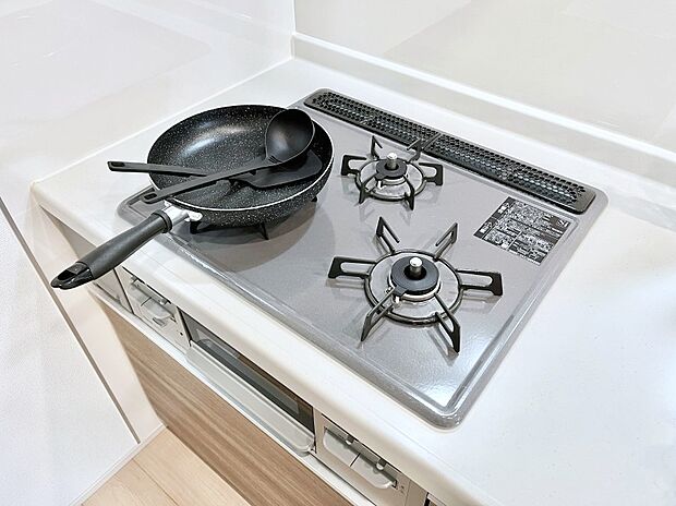 ガスコンロはＳｉセンサー搭載。火力調節や焦げ付き・消し忘れも防いでくれます。