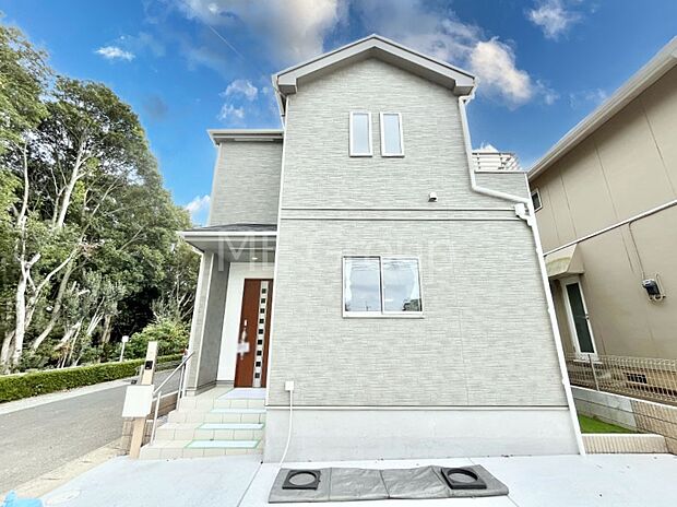 〜Exterior〜　周辺には学校や買物施設もあり生活、子育てに適した環境が広がっています！「永住地」として、物件のご見学だけではなく、周辺の環境や通学できる学校についてもご相談ください！