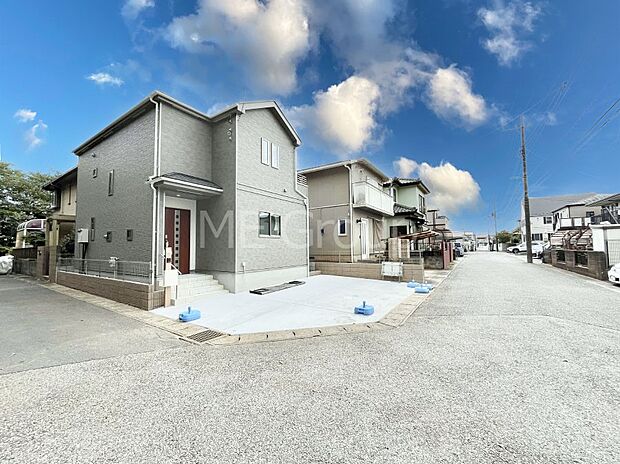 〜Exterior〜　前面道路：北 6m 公道、西 6m 公道　低層の一戸建てを中心とした街並みが整然と続き、周辺は高い建物が建っていないので、緑の多い閑静な趣を感じる環境です。