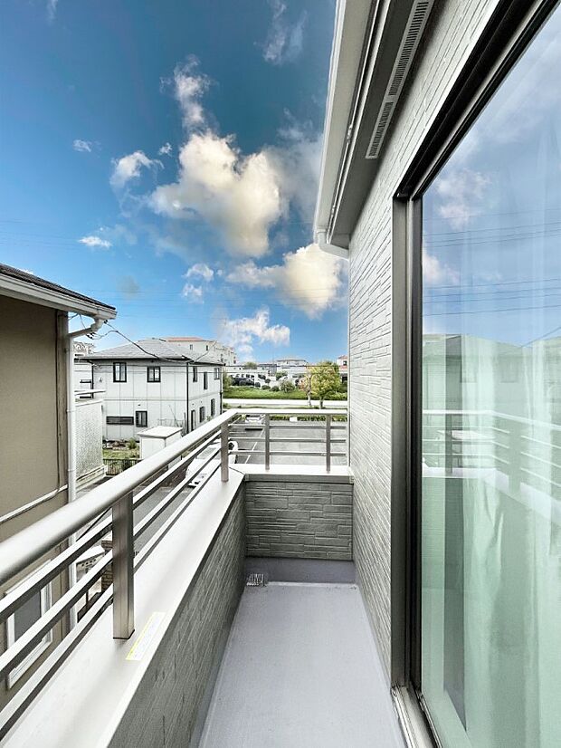 〜Balcony〜　南向きのバルコニーの前には雲以外に太陽を遮るものがありません。お洗濯物も乾きやすく、何より明るく気持ちのいい光が入ってきます。家族全員分の洗濯物も一気に干せます。