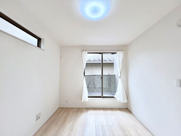 〜Bed Room〜　バルコニーからの採光で朝もスッキリ目が覚めそうですね！穏やかな光が差し込む室内には、穏やかな時間が流れます。休日には、落ち着いた空間で自分の趣味を楽しむのはいかがですか。