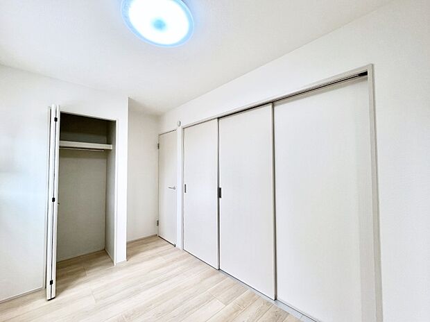 〜Bed Room〜　木の温もりがやさしいフローリングは安らぎをもたらすプライベート空間。明るめのフローリングですので、壁紙ともマッチし、お部屋を更に広く見せてくれる効果も。