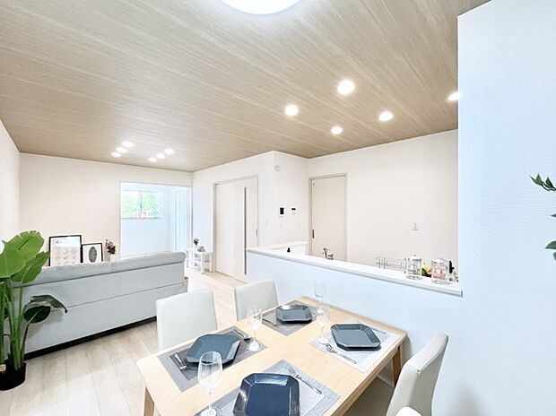 〜Living〜　家族の食事や団らんのほか、子どもを遊ばせたり、友人を招いたりするLDKは住まいの中心。長時間過ごす場所だから、その空間は住まい全体の居心地を左右します。