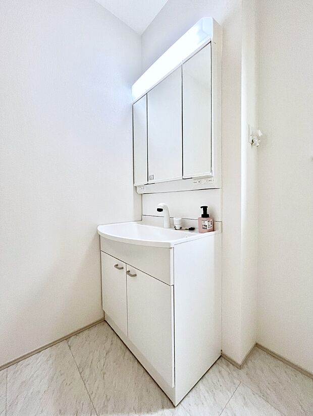 〜Dressing Room〜清潔感溢れる色合いで統一されていると、スッキリと整った印象をうけます。鏡の裏にはたっぷりと収納スペースを標準装備！  水廻りは、シンプルかつ機能性を重視して。