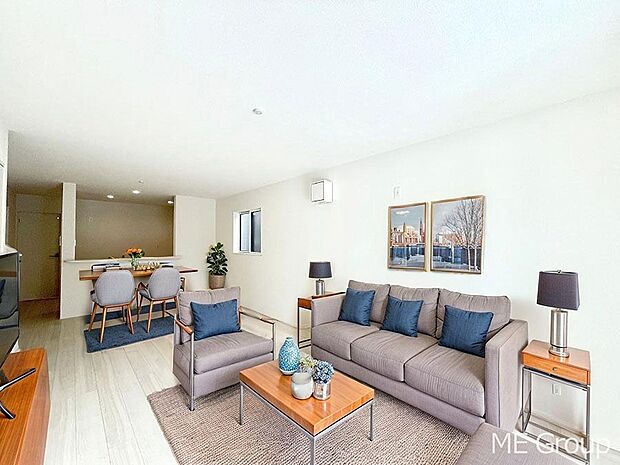 ご家族の賑やかな話し声で包まれる明るいリビング ※家具はCGです