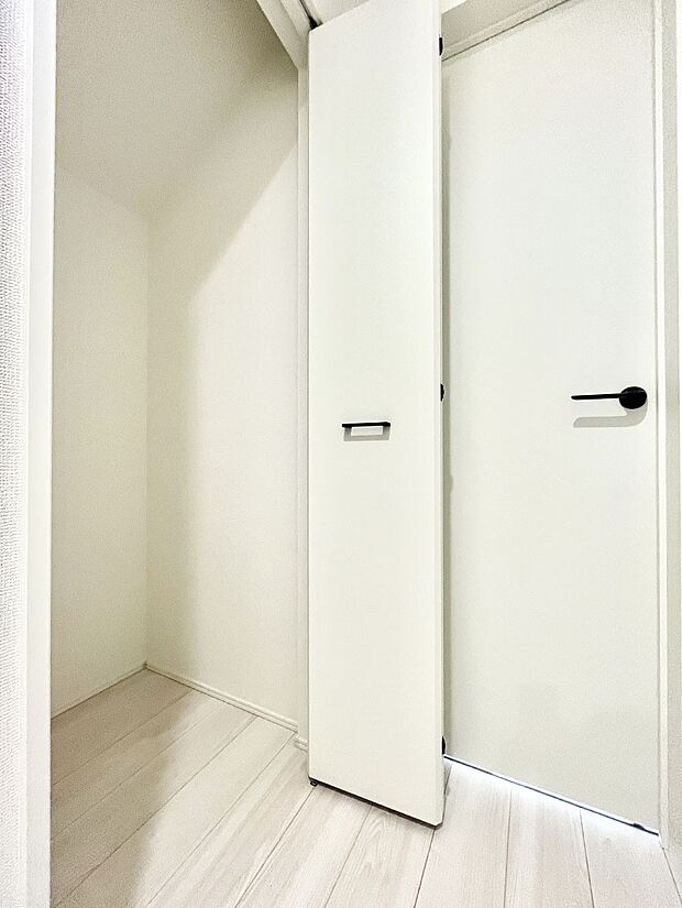 廊下収納。掃除道具や季節の小物を収納することができます。