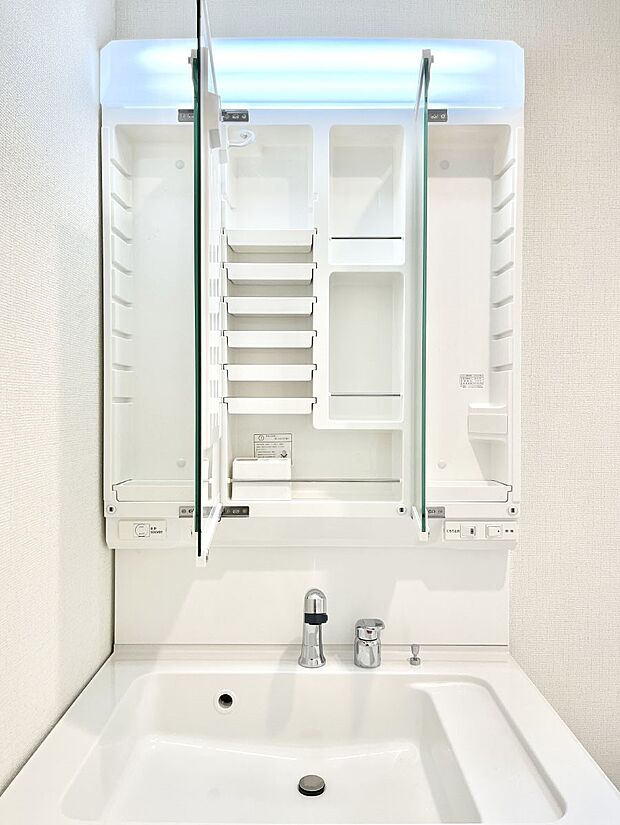 三面鏡の裏に、化粧品や衛生用品などを収納可能。洗面台をすっきりと保ちます!