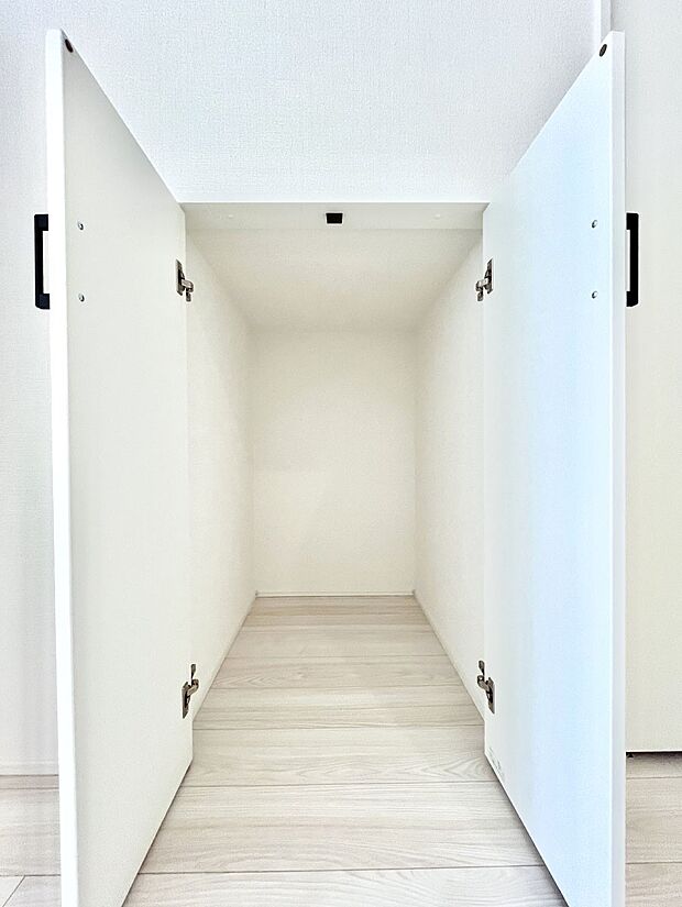 日用品のストックや水などの備蓄に使える階段下収納。