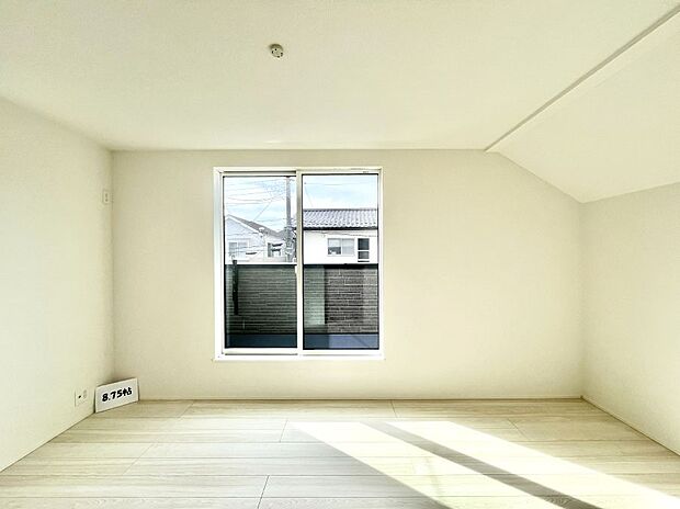 バルコニーが開放感をプラスしてくれる洋室