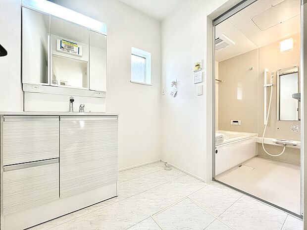 清潔感のある快適空間です。毎日の身支度も気持ち良くお使い頂けます。