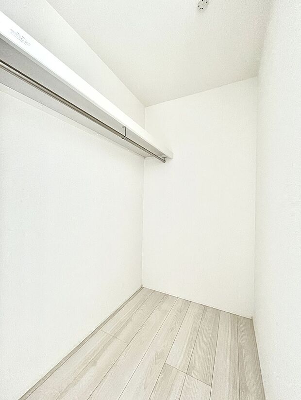 ウォークインクローゼット付きで生活空間を広く利用できます。
