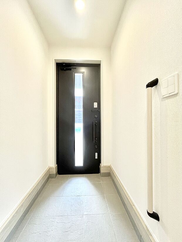 ◆1号棟◆〜Entrance〜　玄関は家の顔といわれますが我が家のセンスをさりげなく感じさせる魅力ある玄関造りも楽しみの一つ。帰宅する度に家族がほっとできる心地よい空間造りも大切ですね♪