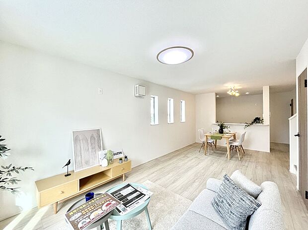 ◆1号棟◆〜Living〜　家族の会話や笑顔が行き交うリビングです。子供が走ってる姿を見ながら、大きなソファやダイニングテーブルでゆったり食事をしたりくつろぎたい♪そんな夢が叶えられる空間です！