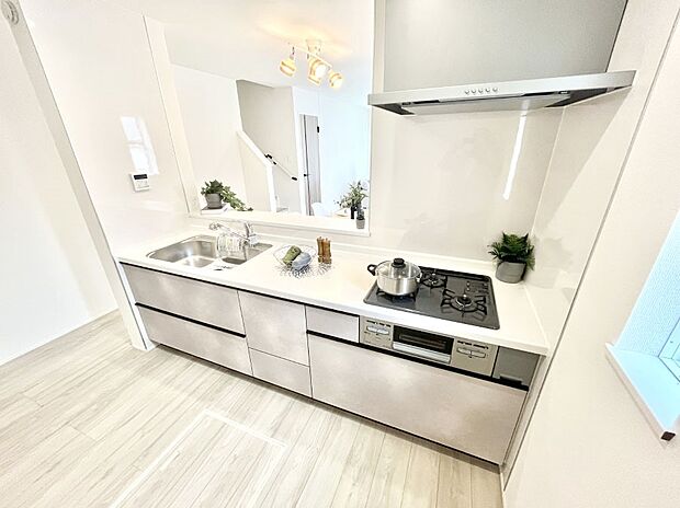 ◆1号棟◆〜Kitchen〜 「さぁ今日は何を作ろう」こんなキッチンなら思いっきり料理ができちゃいます。キッチンからはリビングが一望できます。家族がつながるお家がここにございます。