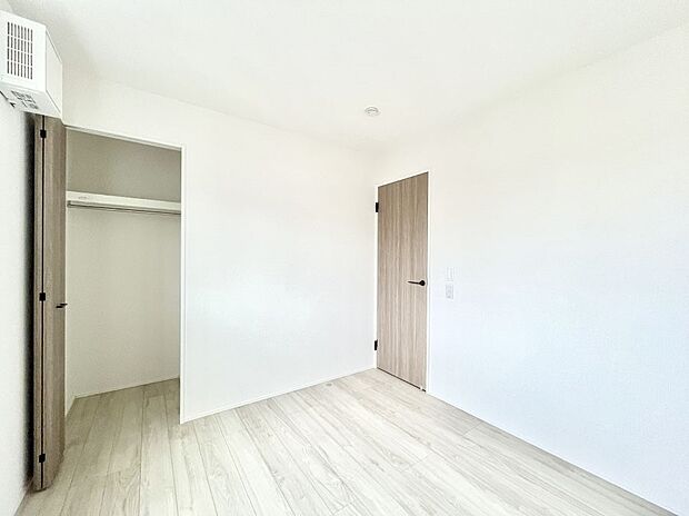 ◆1号棟◆〜Bed Room〜全居室には収納クローゼットを完備！普段使いのお洋服や小物はもちろん、季節物のお洋服などもしっかりと整理整頓おしまい頂けます。  居室空間を広く使用できますね。