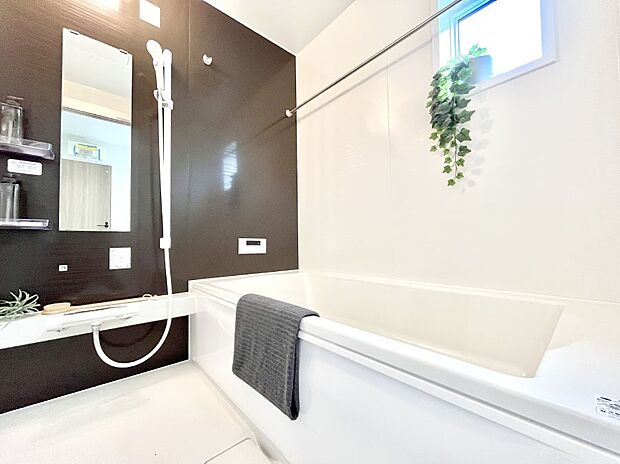 ◆1号棟◆〜Bath Room〜 窓付きのバスルームは、採光もあり明るく気持ちの良い空間です。窓があることで、換気環境も良好。ゆったり寛げるバスルームで、毎日のバスタイムが楽しみになりそうです。