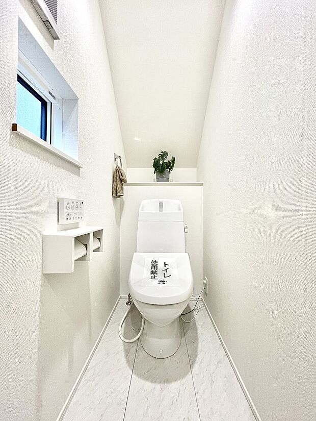 ◆1号棟◆〜Toilet〜　清潔感のある水回り♪トイレはウォシュレット付きです◎トイレは毎日使わざるを得ないもの。いつも清潔を保ちたいですね。トイレが2ヶ所あるので朝の混雑時に便利です！