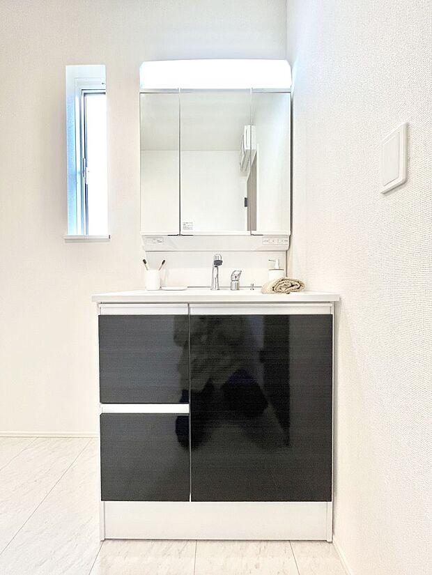 ◆1号棟◆〜Dressing Room〜　暗くなりがちな洗面所も窓があると採光と換気が可能なので気持ちよくお使い頂けます。三面鏡タイプの洗面台は鏡裏収納で散らかりがちな洗面所もスッキリ♪