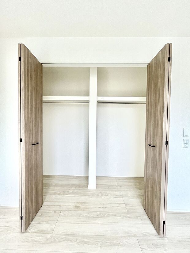 ◆1号棟◆〜Closet〜　壁面クローゼットがあればタンスを置く必要がなく、出っ張りのないスッキリ空間を維持できます。限られたスペースを有効に活用できそう。趣味の品などたっぷり収納出来ますね♪