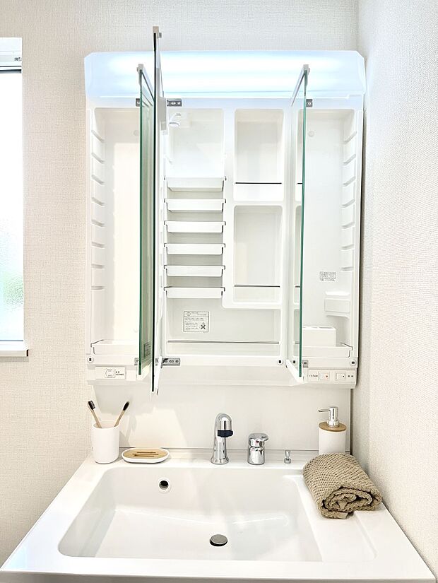 ◆1号棟◆三面鏡の裏に、化粧品や衛生用品などを収納可能。洗面台をすっきりと保ちます！