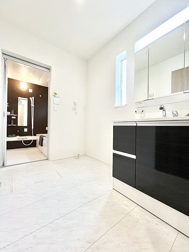 ◆1号棟◆〜Dressing Room〜　明るく清潔感溢れるパウダールーム。毎日使う場所だからこそ、快適な空間となっております。シャンプードレッサーを採用しておりますので、朝シャンも手軽に出来ます。