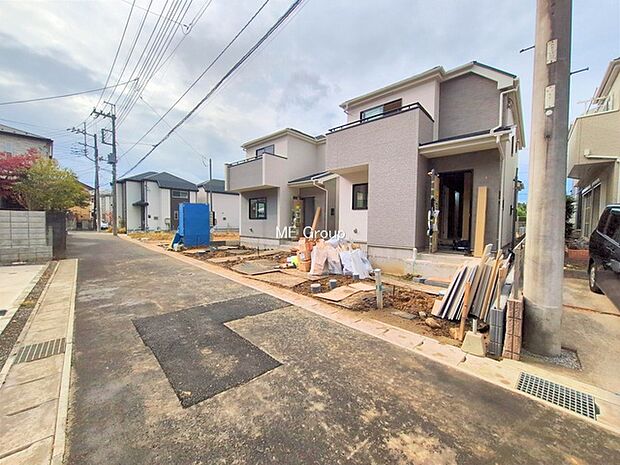 〜Exterior〜 前面道路:東 4.33m 公道 前面道路は閑静な住宅地をはしる車通りの少ない道路。駐車の出し入れもらくらくです!ご不明点・現地見学のご希望は、お気軽にお問い合わせください!